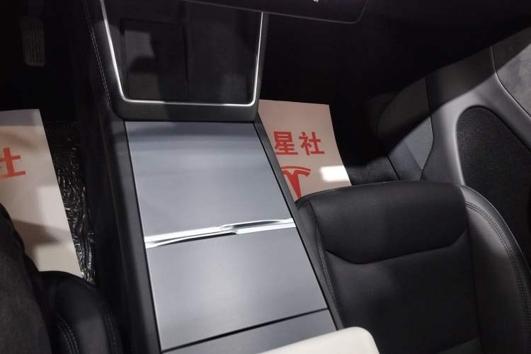 Used Tesla Model Y 2025 Long-Range All-Wheel-Drive Version
