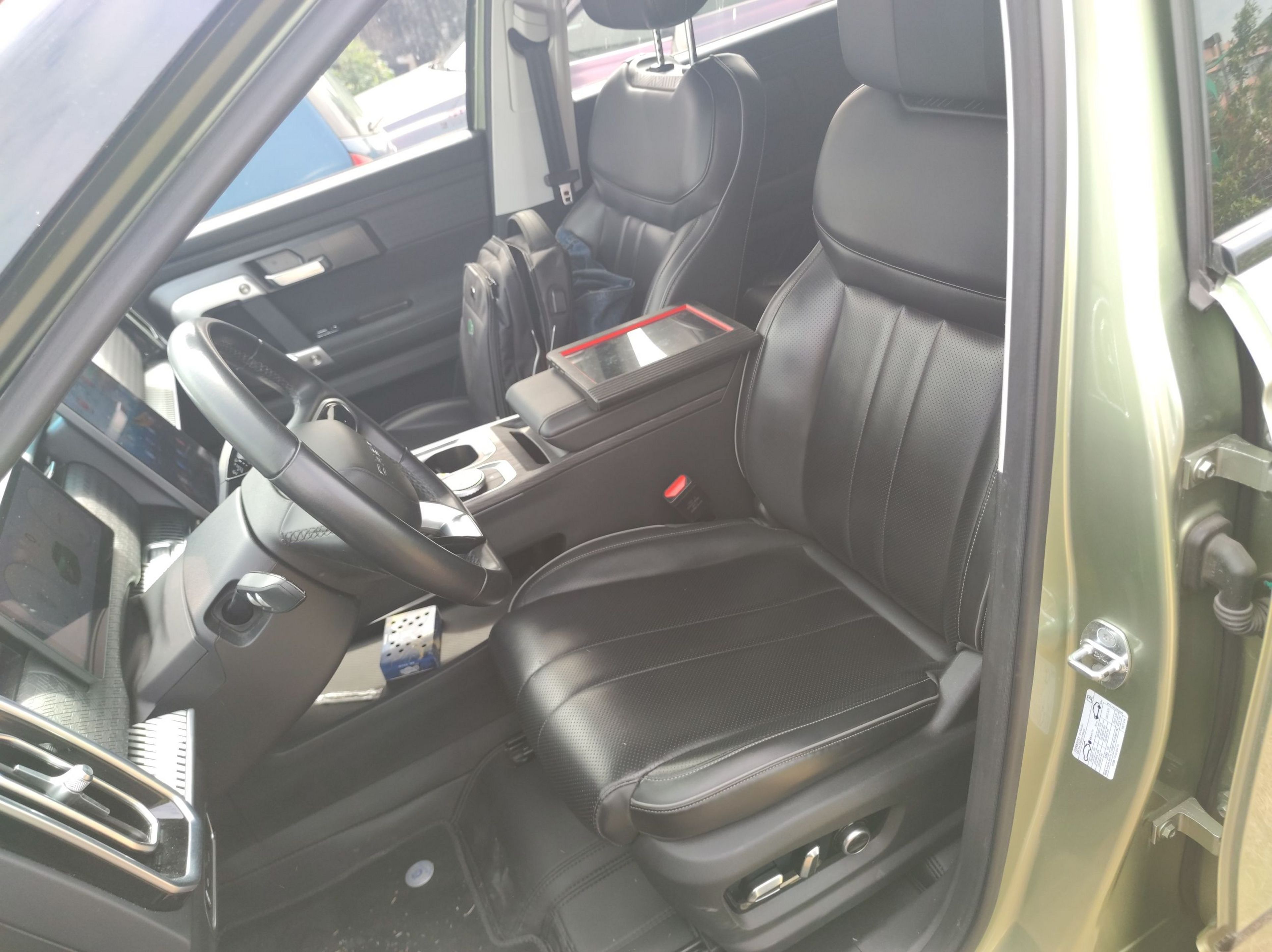 المقاعد الأمامية داخل السيارة