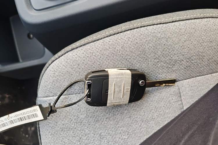 Used Wuling Yangguang 2024 300KM Comfort Version Passenger Van 75kW