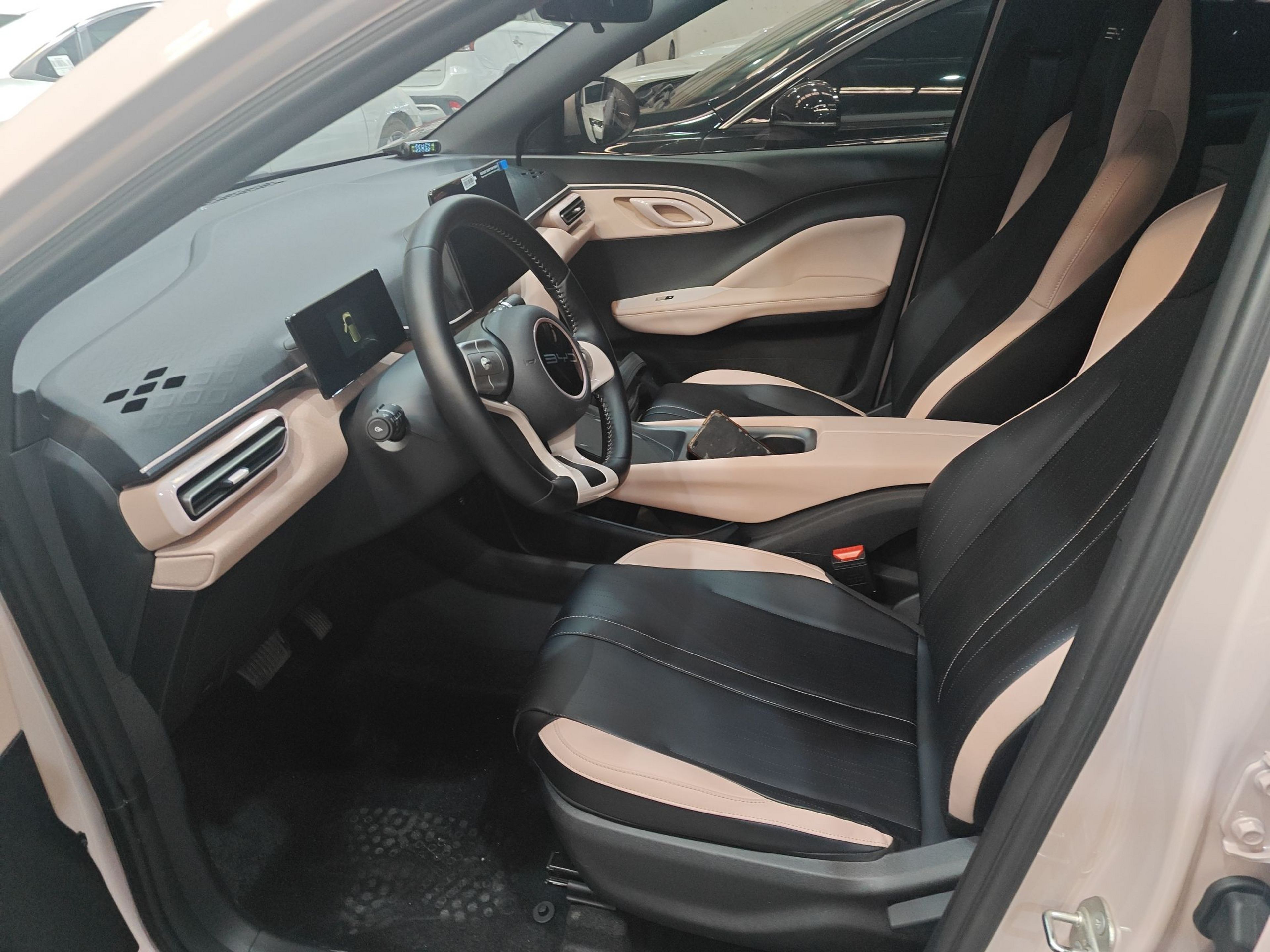 المقاعد الأمامية داخل السيارة