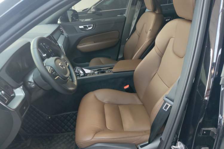 Used Volvo XC60 2025 B5 4x4 Smart Luxury Edition
