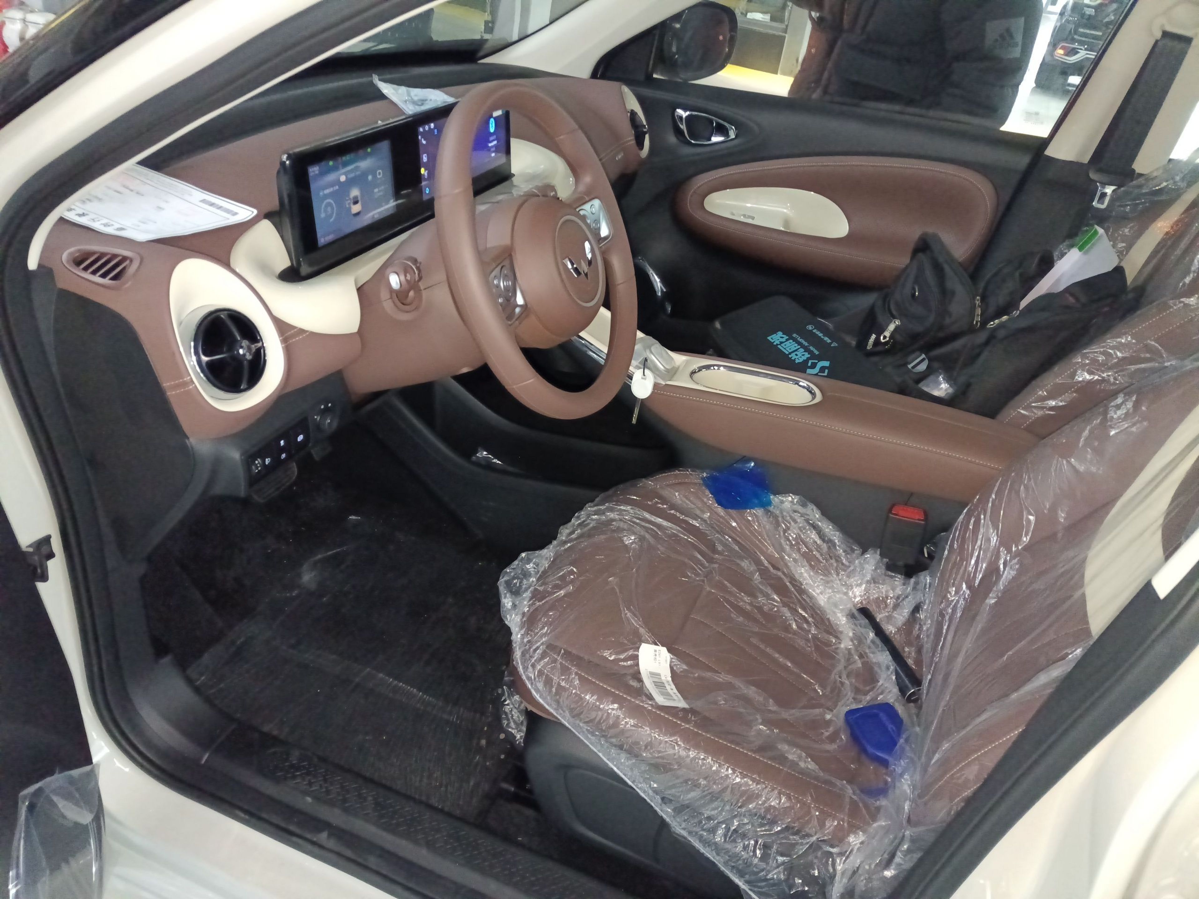 المقاعد الأمامية داخل السيارة