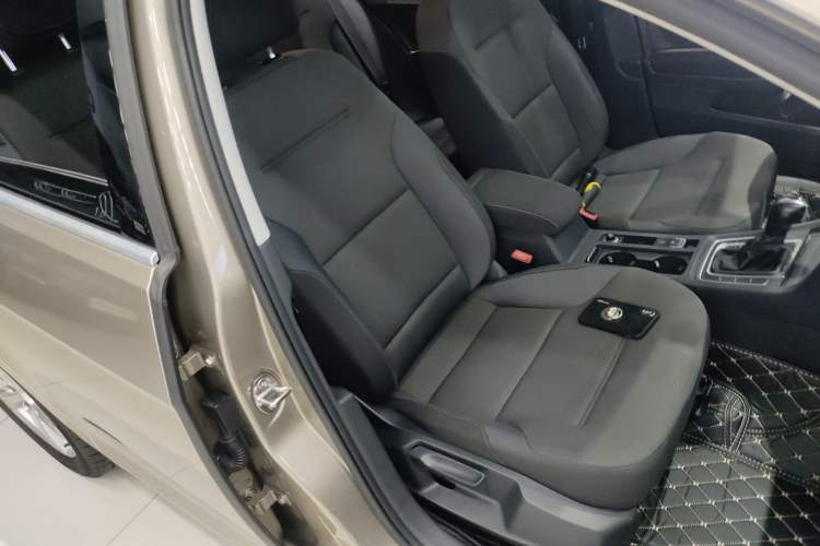 Used Volkswagen Golf 2016 230TSI Automatic Comfort Version
