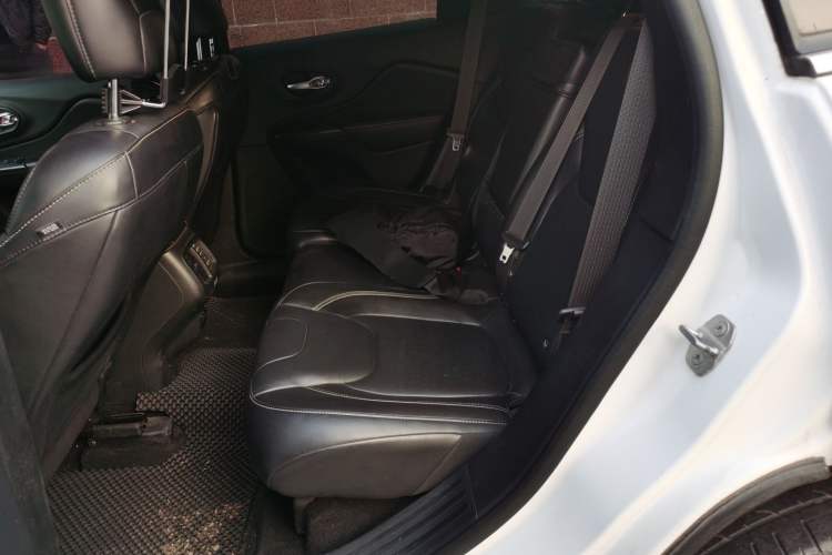 Used  Cherokee 2014 2.4L Luxury Edition
