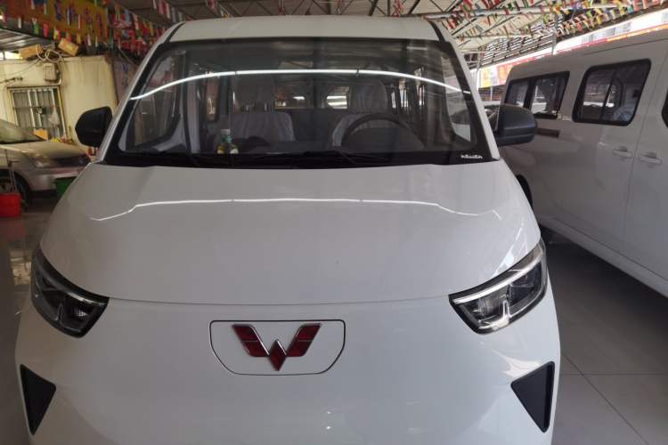 Used Wuling Yangguang 2024 300KM Comfort Version Passenger Van 75kW
