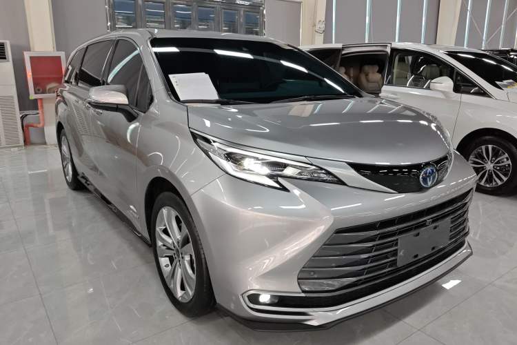 Used Toyota Sienna 2023 2.5L Hybrid Deluxe Edition