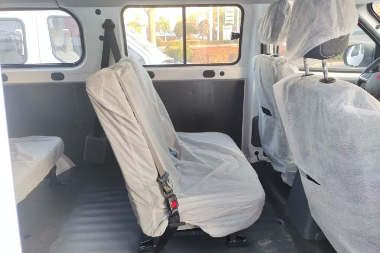 Used Wuling Yangguang 2024 300KM Comfort Version Passenger Van 75kW
