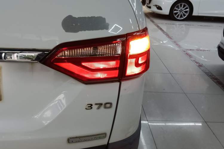 Used Dongfeng Fengon 370 2016 1.5L Manual Elite Home Edition 7-Seater