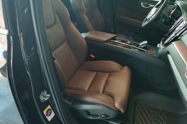 Used Volvo XC60 New Energy 2025 Plug-in Hybrid Long-Range All-Wheel Drive Smart Luxury Edition
