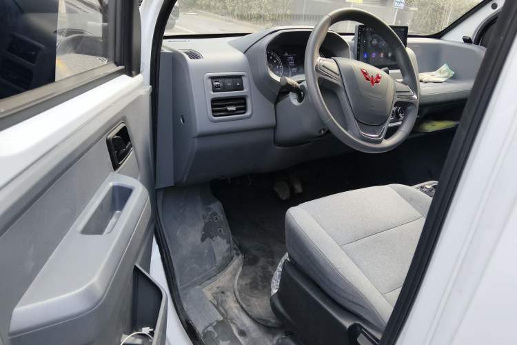 Used Wuling Yangguang 2024 300KM Comfort Version Passenger Van 75kW

