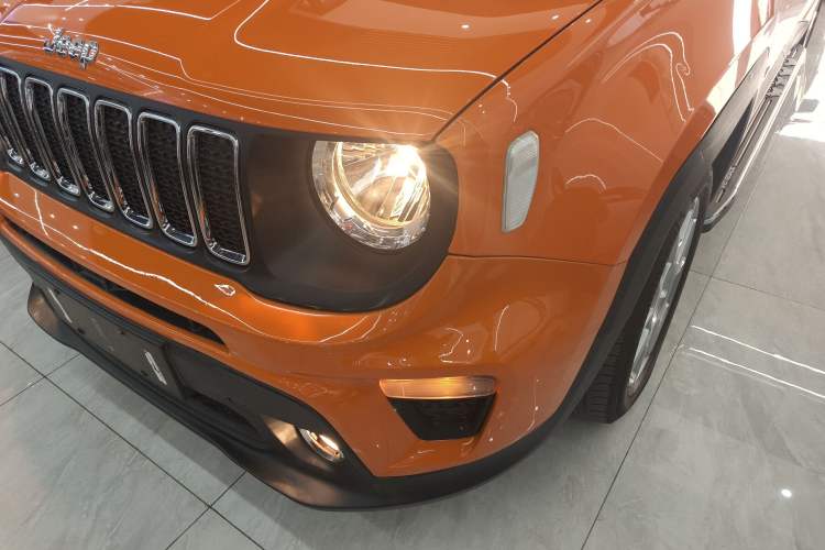 Used  Renegade 2019 220T Automatic Leading Edition
