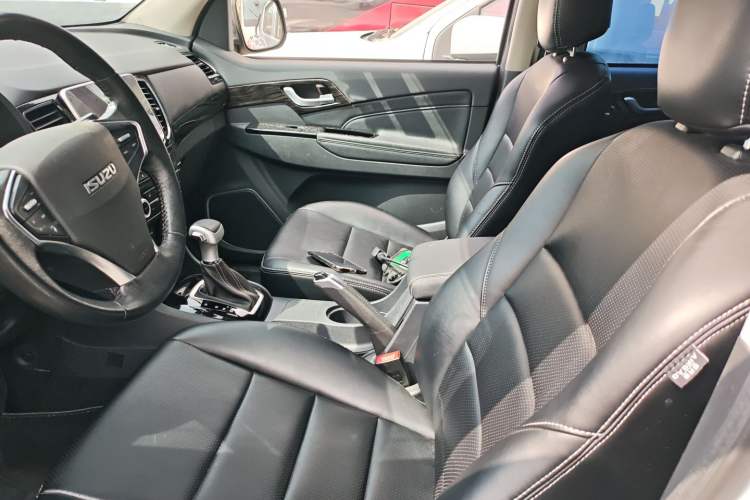 Used Isuzu D-MAX 2020 1.9T Two-Wheel Drive Automatic Comfort Edition China VI Standard RZ4E Hi-Power