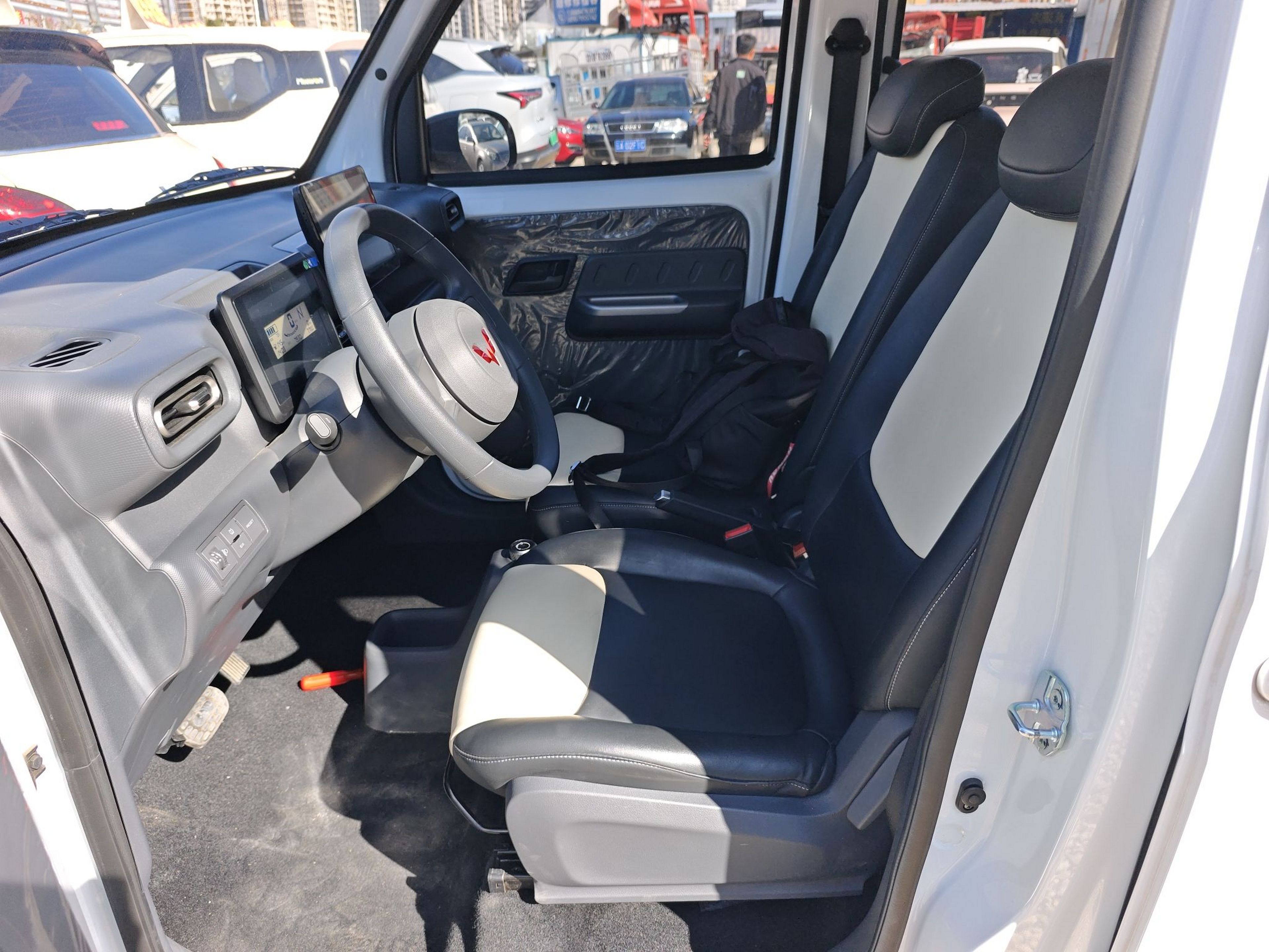 المقاعد الأمامية داخل السيارة