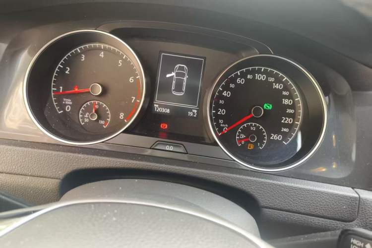 Used Volkswagen Golf 2017 1.6L Automatic Comfort Million-Vehicle Anniversary Edition
