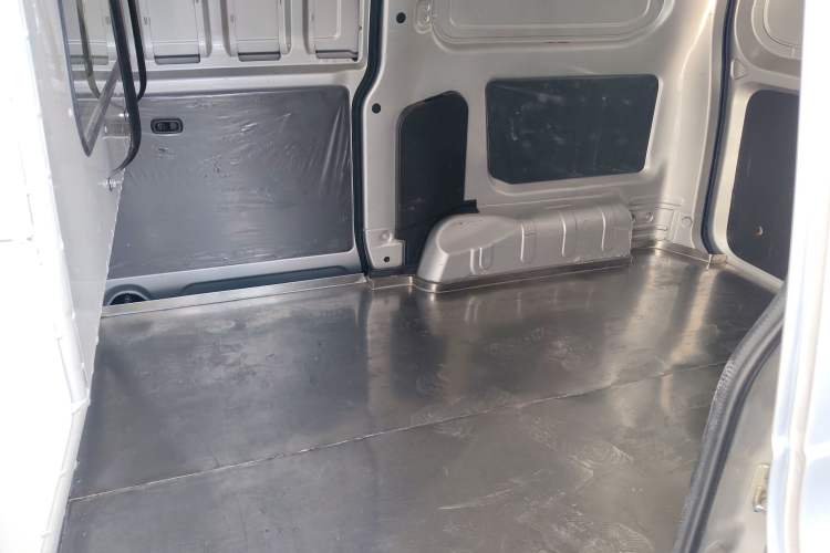 Used Wuling Hongguang V 2022 1.5L Jingqu Edition Enclosed-Window Vehicle with Electric Power Steering LAR
