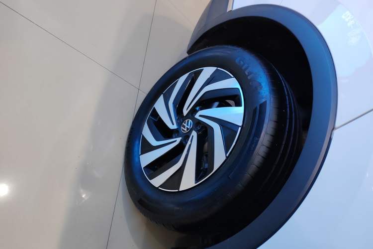 Used Volkswagen Tiguan L 2024 Outstanding Model 300TSI Automatic Two-Wheel Drive Longteng Edition
