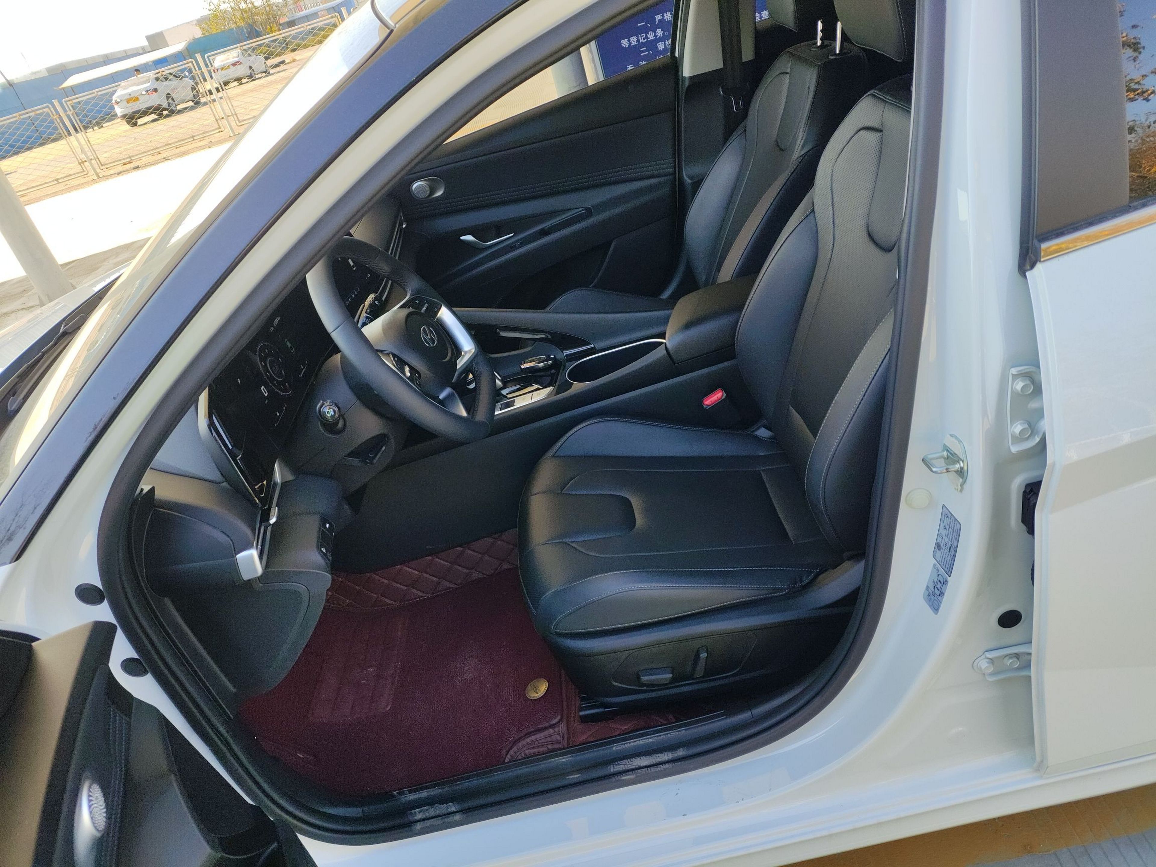 Переднее сиденье в автомобиле