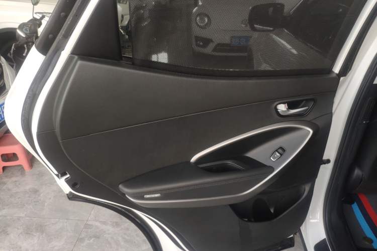 Used Hyundai Santa Fe 2015 2.4L Automatic Two-Wheel Drive Smart Version 5 Seats
