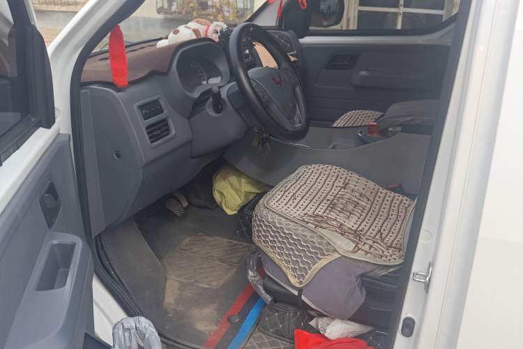 Used Wuling Yangguang 2024 300KM Comfort Version Passenger Van 75kW
