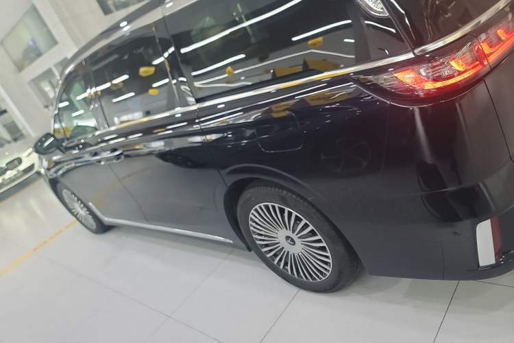 Used VOYAH Dream 2025 PHEV Four-Wheel Drive Excellence Kunpeng Edition
