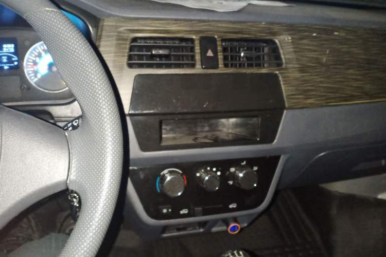 Used Jinbei Hiace X30 2023 1.5L Super-Comfortable Passenger Van 5/6/7-Seater Non-Air-Conditioned Version Model SWC15M