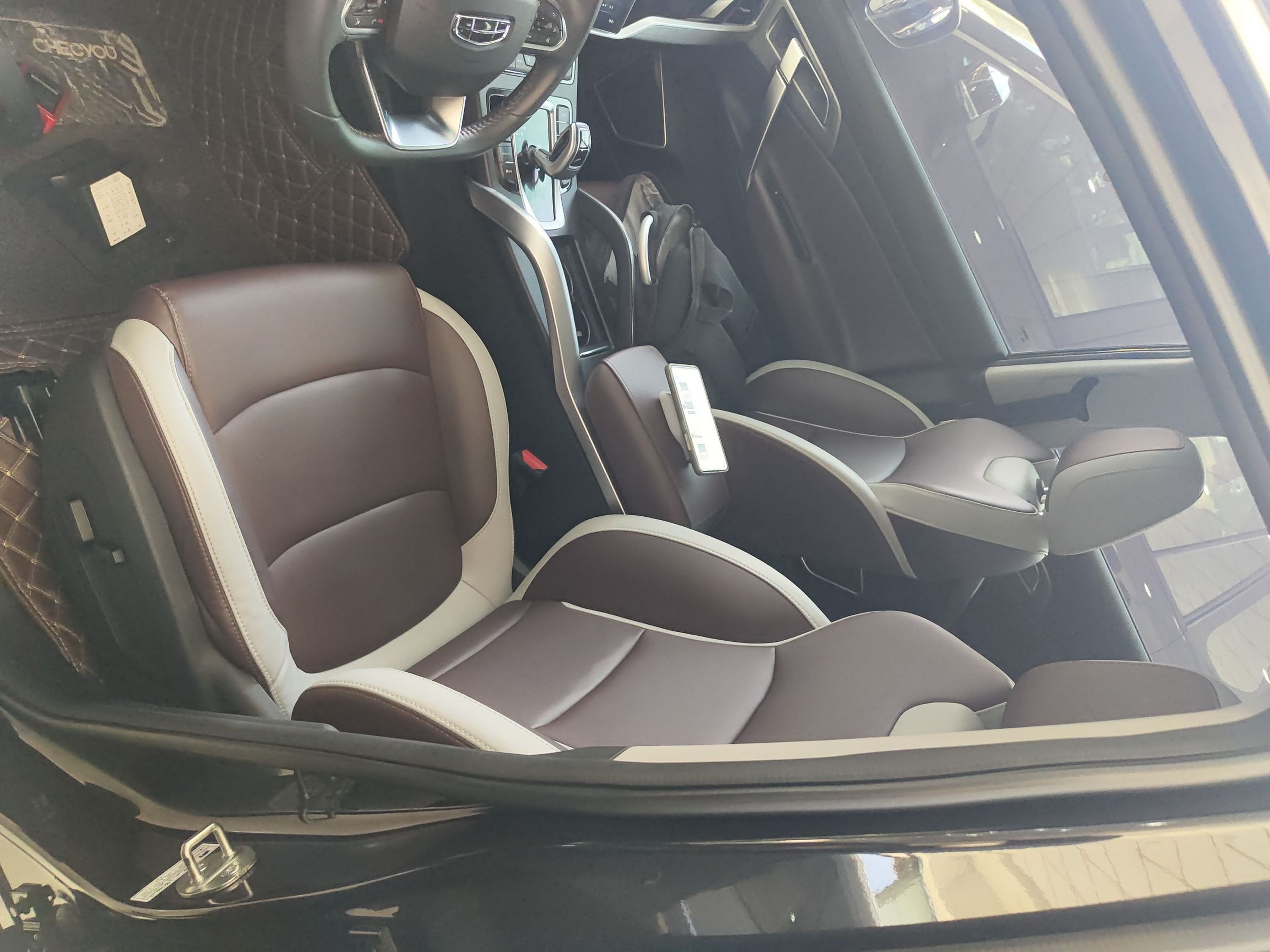 Переднее сиденье в автомобиле