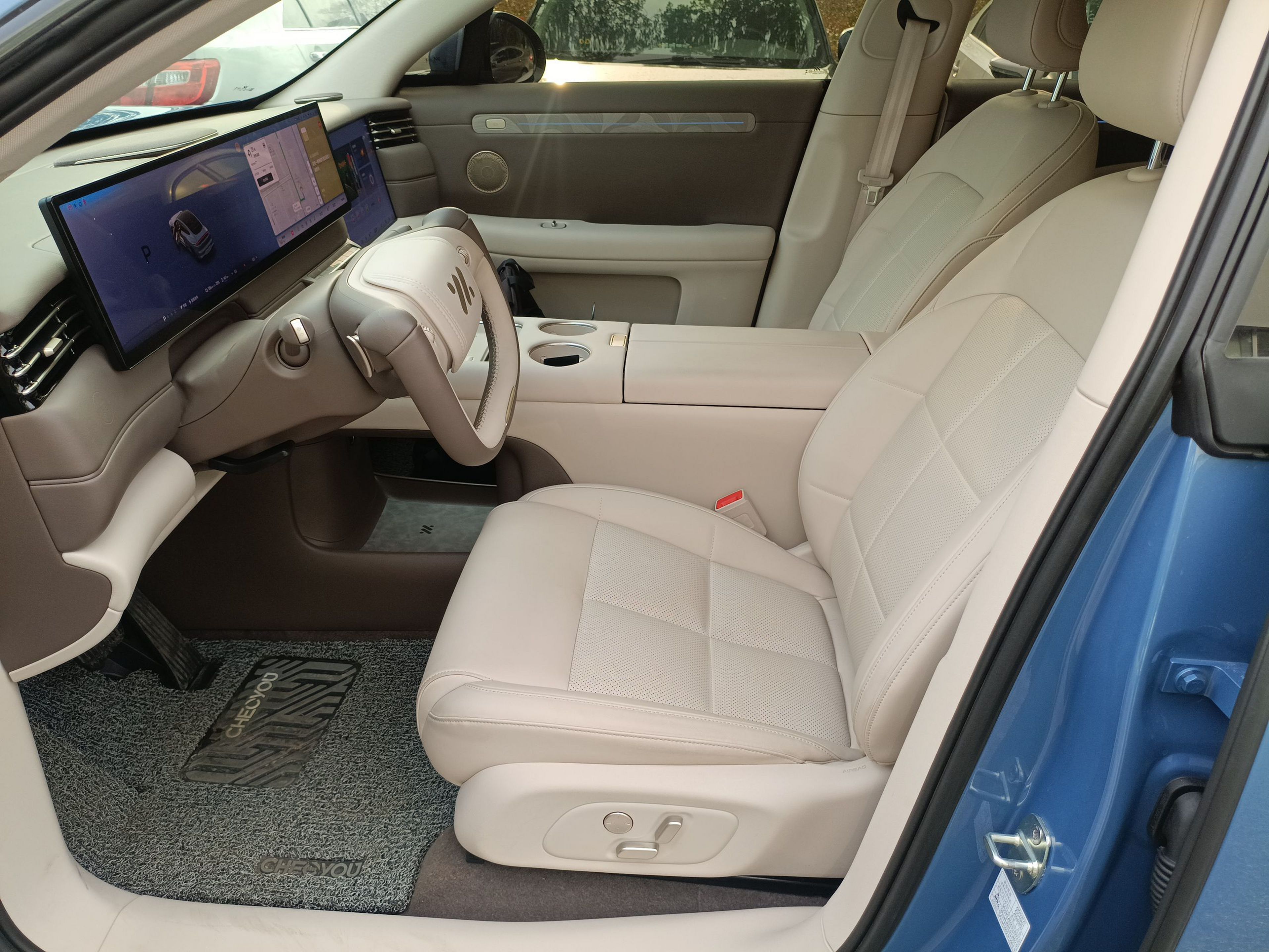 Переднее сиденье в автомобиле