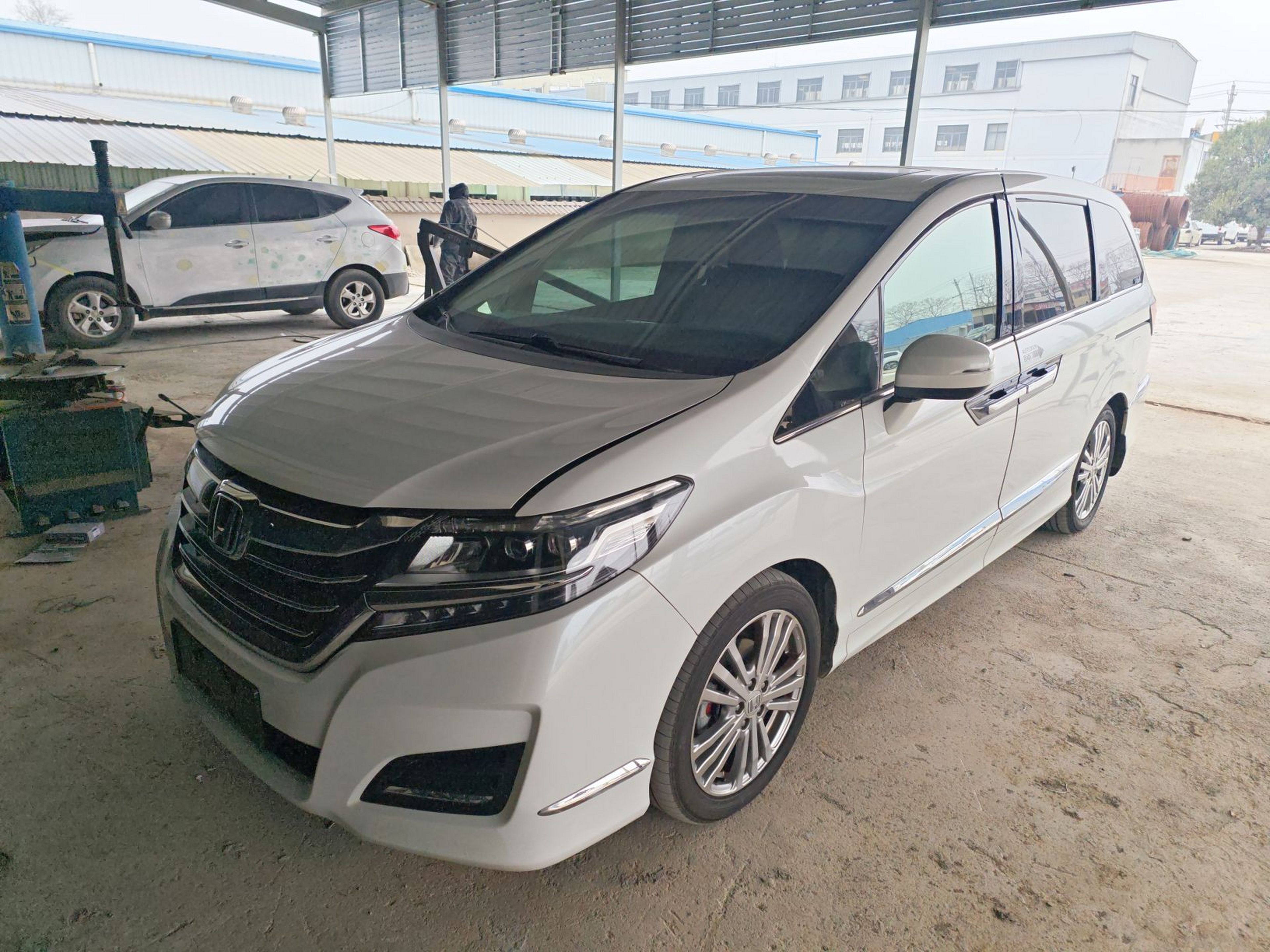 تحت مقدمة السيارة