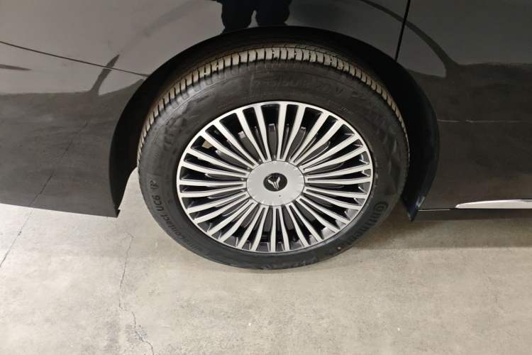 Used VOYAH Dream 2025 PHEV Four-Wheel Drive Prestige Kunpeng Edition
