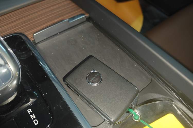 Used Volvo XC60 New Energy 2025 Plug-in Hybrid Long-Range All-Wheel Drive Smart & Luxurious Edition
