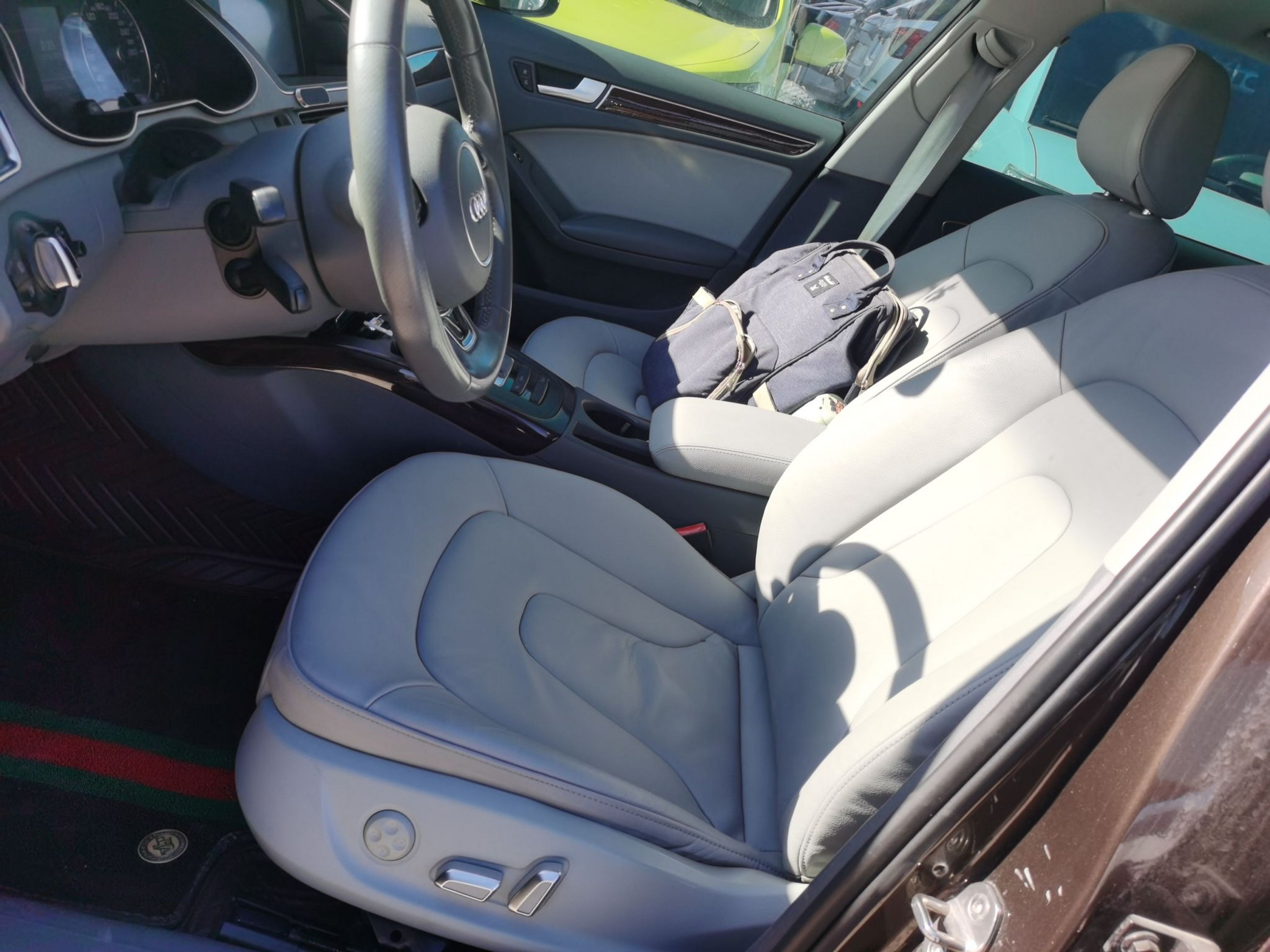 Переднее сиденье в автомобиле