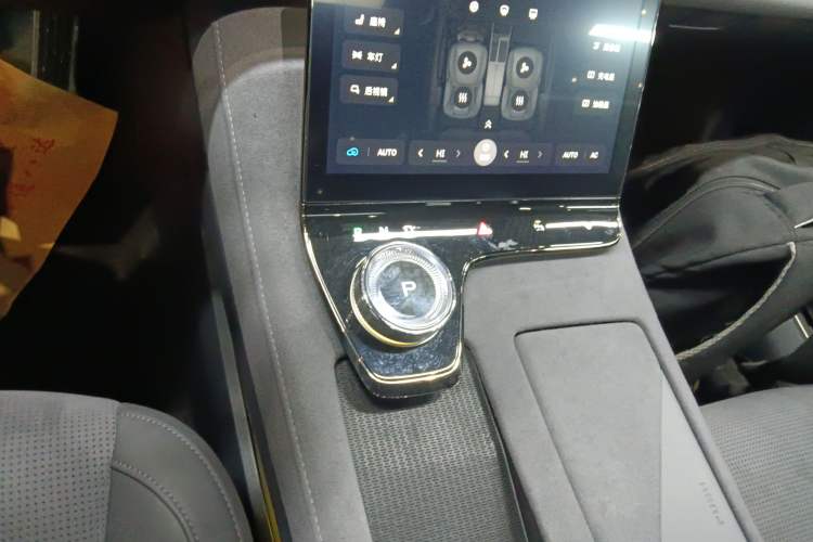 Used VOYAH PASSION 2024 PHEV Four-Wheel Drive Ultra-Long Range Flagship Model
