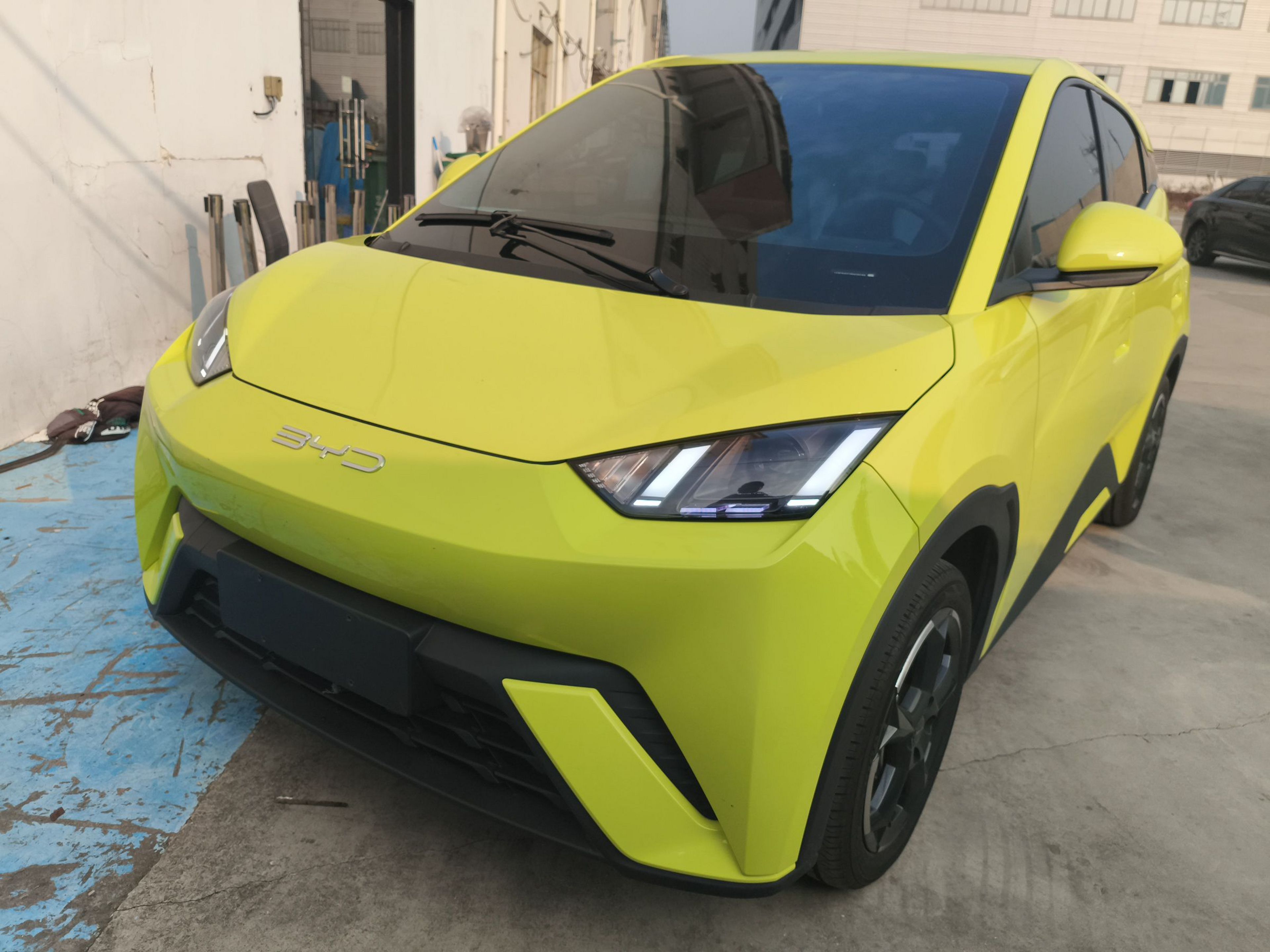 تحت مقدمة السيارة