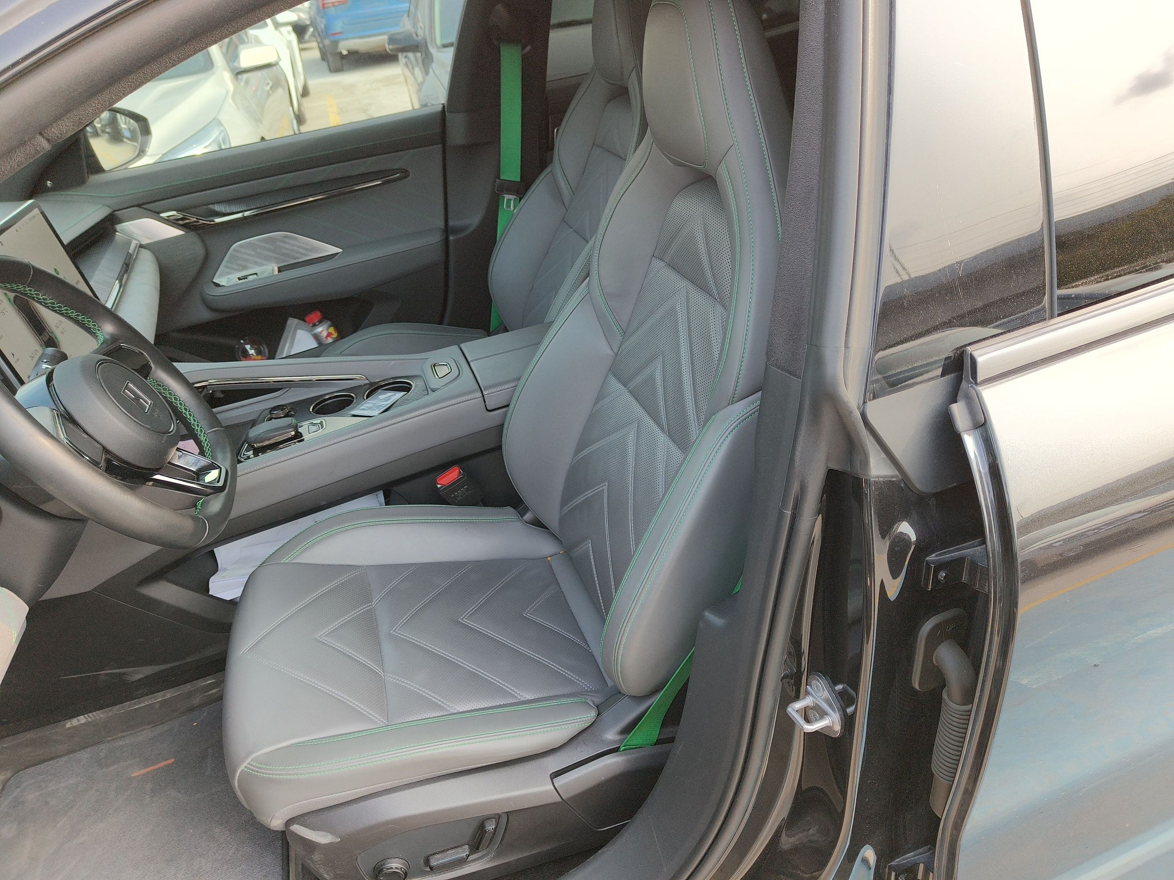 Переднее сиденье в автомобиле