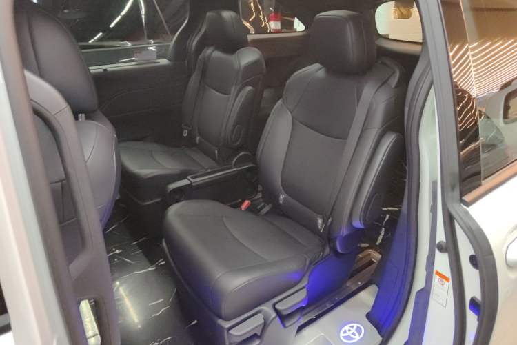 Used Toyota Granvia 2024 2.5L Hybrid Luxury Edition
