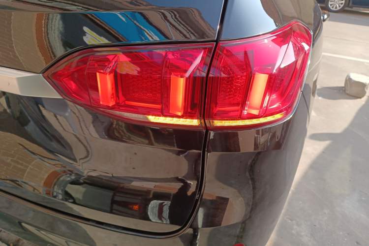 Used Wey VV6 2018 2.0T Two-Wheel Drive Flagship Version China V Standard
