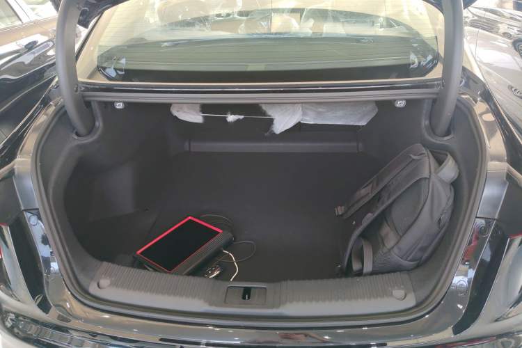 Used Hongqi H5 2025 2.0T Automatic Flag Edition – 500 000 Units Commemorative Version
