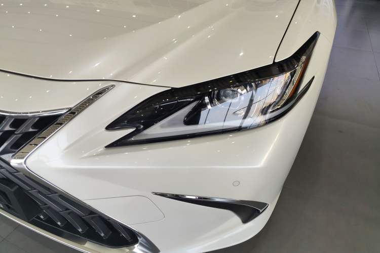 Used Lexus ES 2023 200 Excellence Edition
