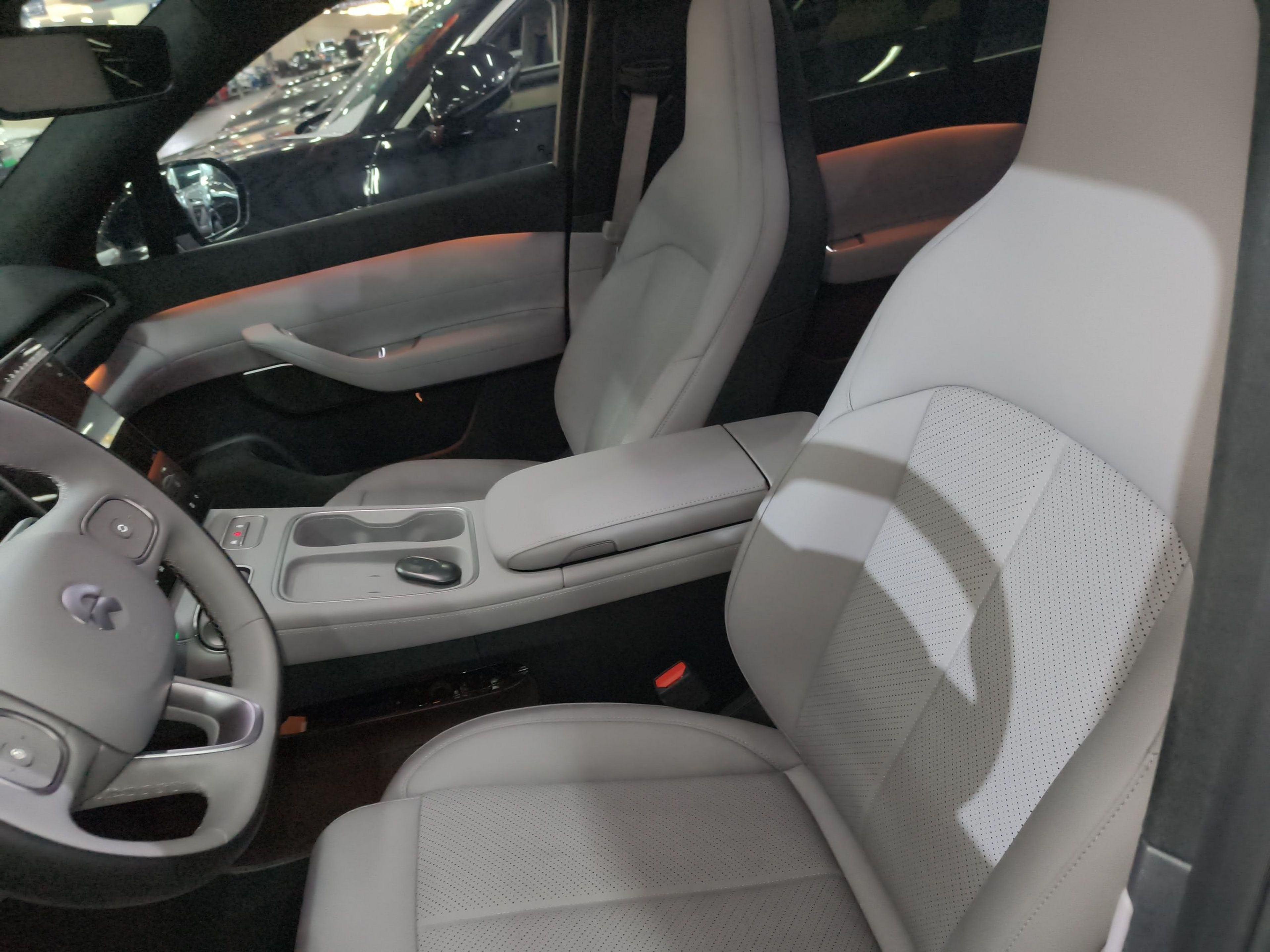 Переднее сиденье в автомобиле