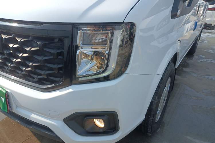 Used JMC Fushun 2025 2.0T 6MT Diesel Mid-Roof High-Arch Commercial Multi-Purpose 7-Seater Passenger Vehicle