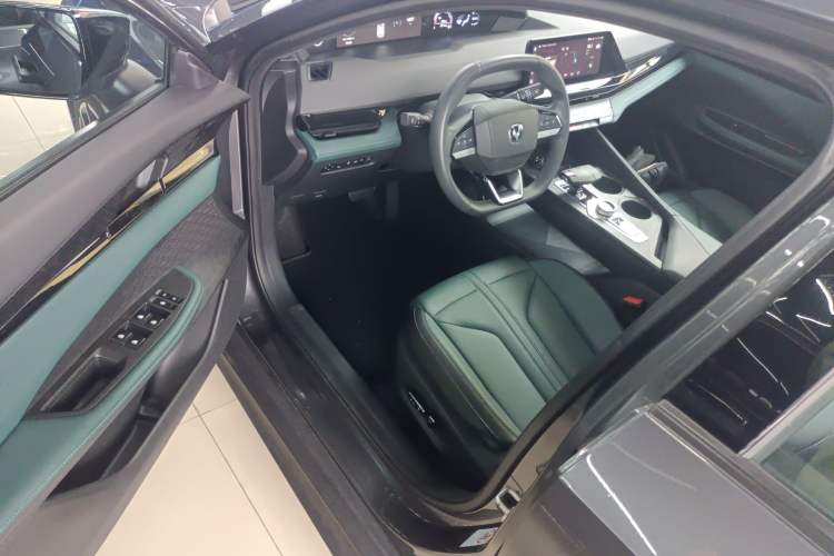 Used Changan UNI-V iDD 2024 Blue Whale Smart Electric iDD 136km ZhiKu Model