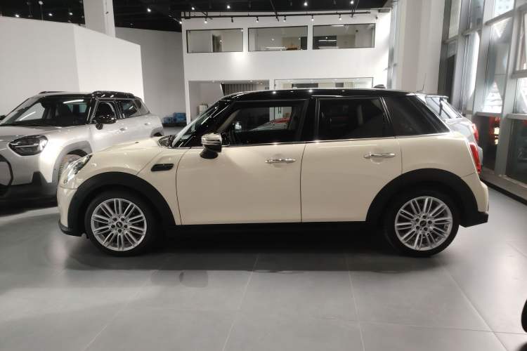 Used  MINI 2022 Updated 1.5T COOPER Classic Edition Five-Door Version

