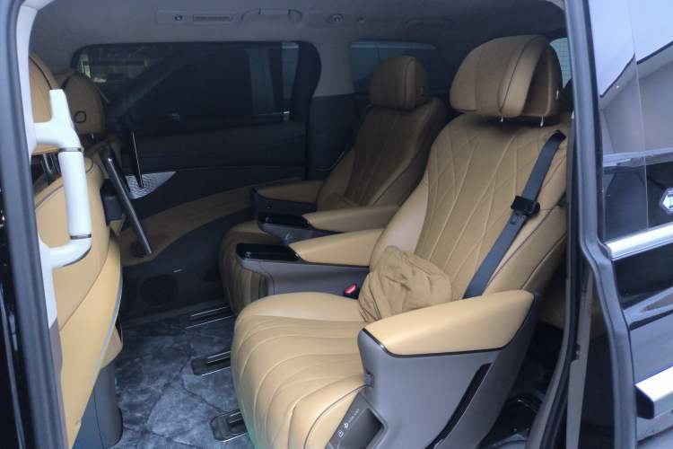 Used Denza D9 2022 EV 600 Four-Wheel Drive Prestige Model
