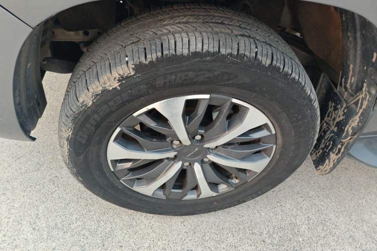 Used SAIC MAXUS T70 2021 2.0T Diesel Automatic Two-Wheel Drive Elite Version with Long Bed and High Ground Clearance
