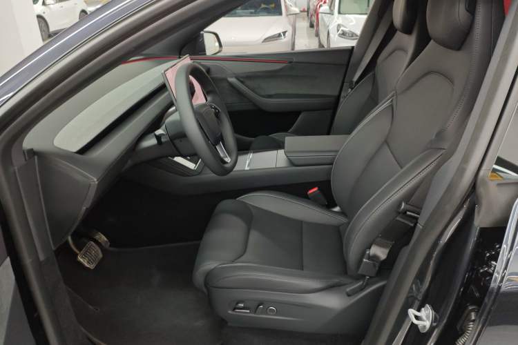 Used Tesla Model Y L 2025 Long-Range All-Wheel-Drive Version