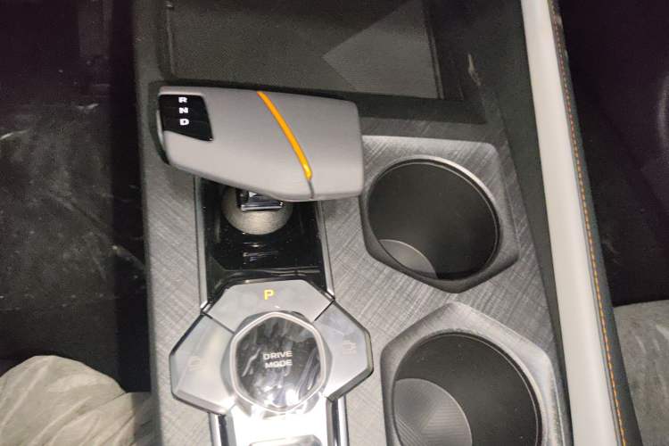 Used Changan UNI-V iDD 2024 Blue Whale Smart Electric iDD 136km ZhiKu Model
