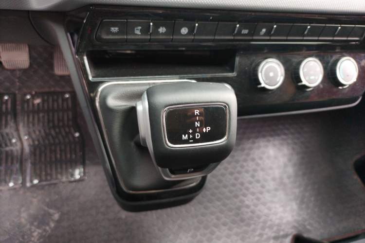 Used  Yufeng 2023 V9+ 2.0T Automatic Front-Wheel-Drive Short Wheelbase Mid-Roof Design—5/6-Seater
