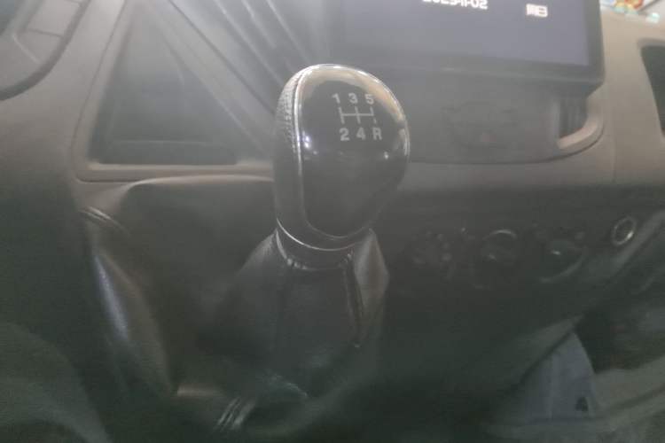 Used Ford Transit 2017 2.0T Diesel Multi-Purpose Commercial Vehicle Short Wheelbase Low Roof China V Standard