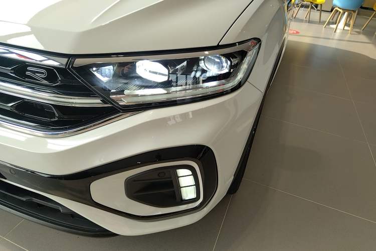 Used Volkswagen T-ROC 2023 300TSI DSG Two-Wheel-Drive Chen Guang Edition
