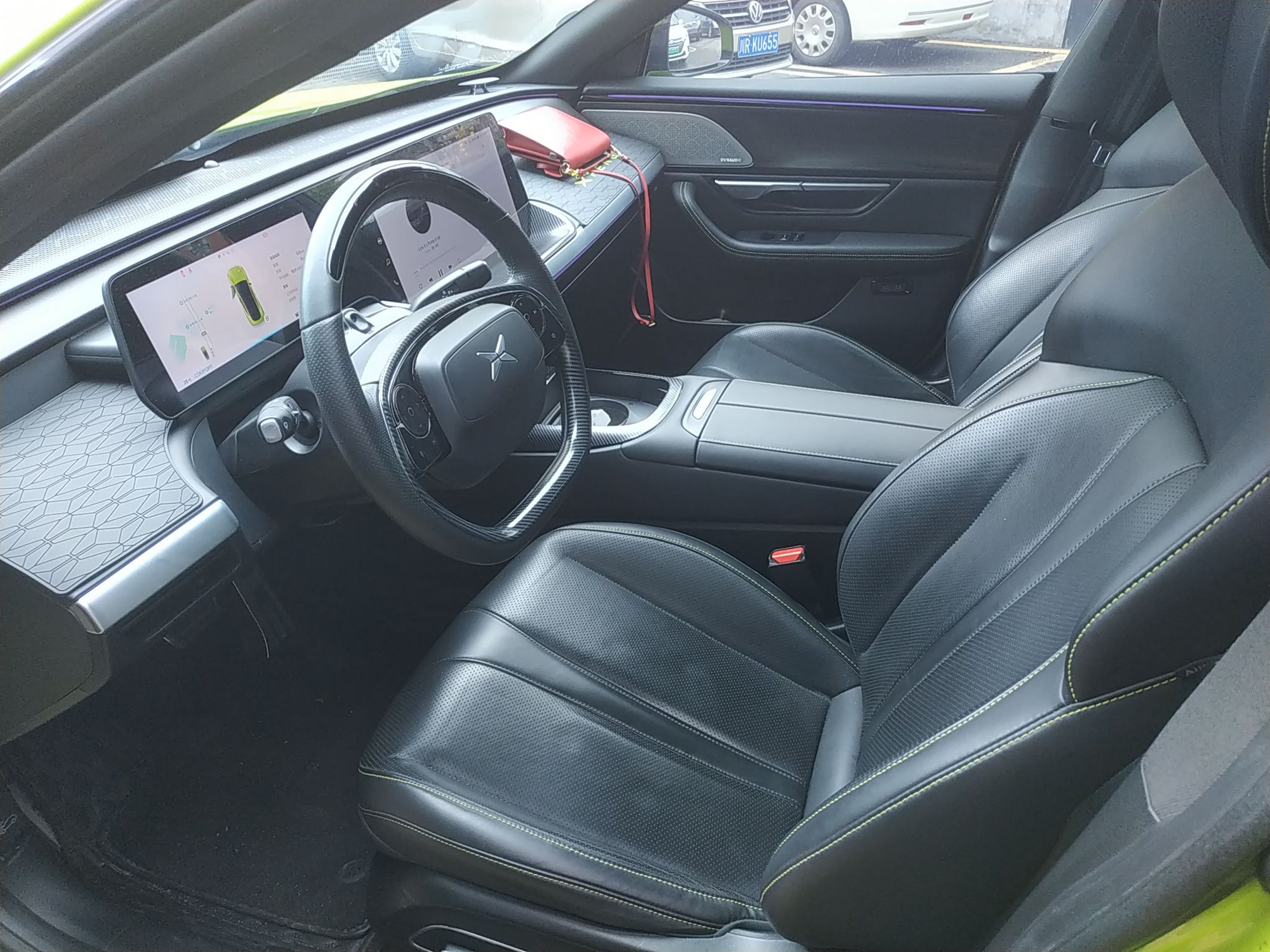 المقاعد الأمامية داخل السيارة